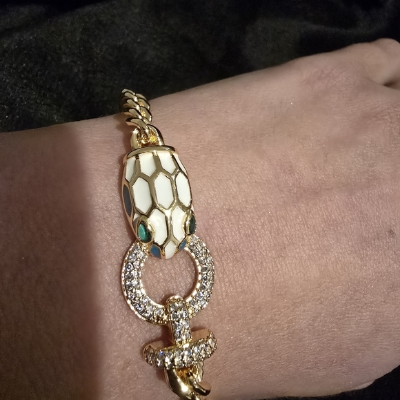 21kgp Dubai Jewelry Elegant Gold Bracelet with Green Accents - Picture 9 of 13